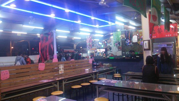 禾豐卡友夜市内の食事スペース